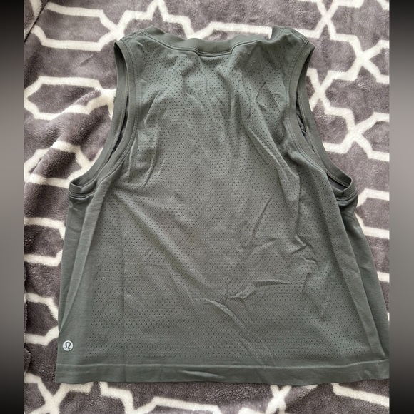 Lululemon tank🍋 - Picture 6 of 9